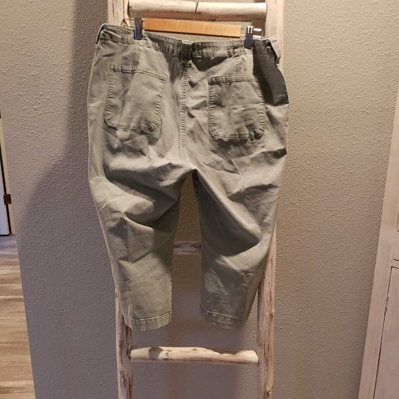 NYDJ 14Petite Green Capris - Picture 2 of 3